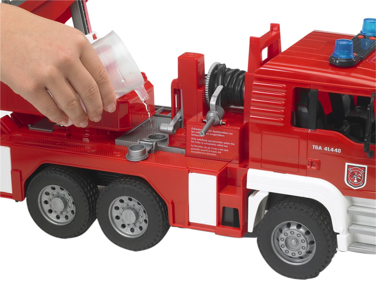 Bruder MAN Feuerwehr mit Drehleiter+Wasserpumpe