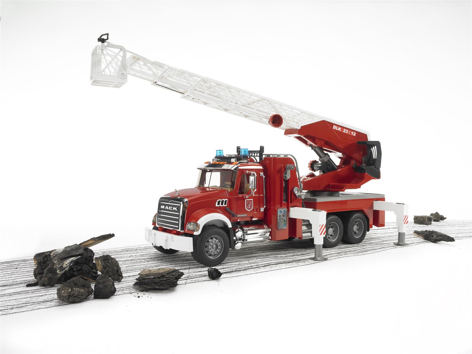 Bruder MACK Granite Feuerwehr mit Drehleiter, Wasserpumpe und Licht & Sound Module
