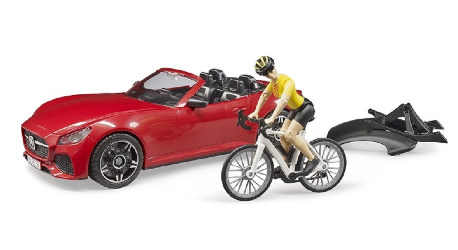 Bruder Roadster mit 1 Rennrad und Radfahrerin