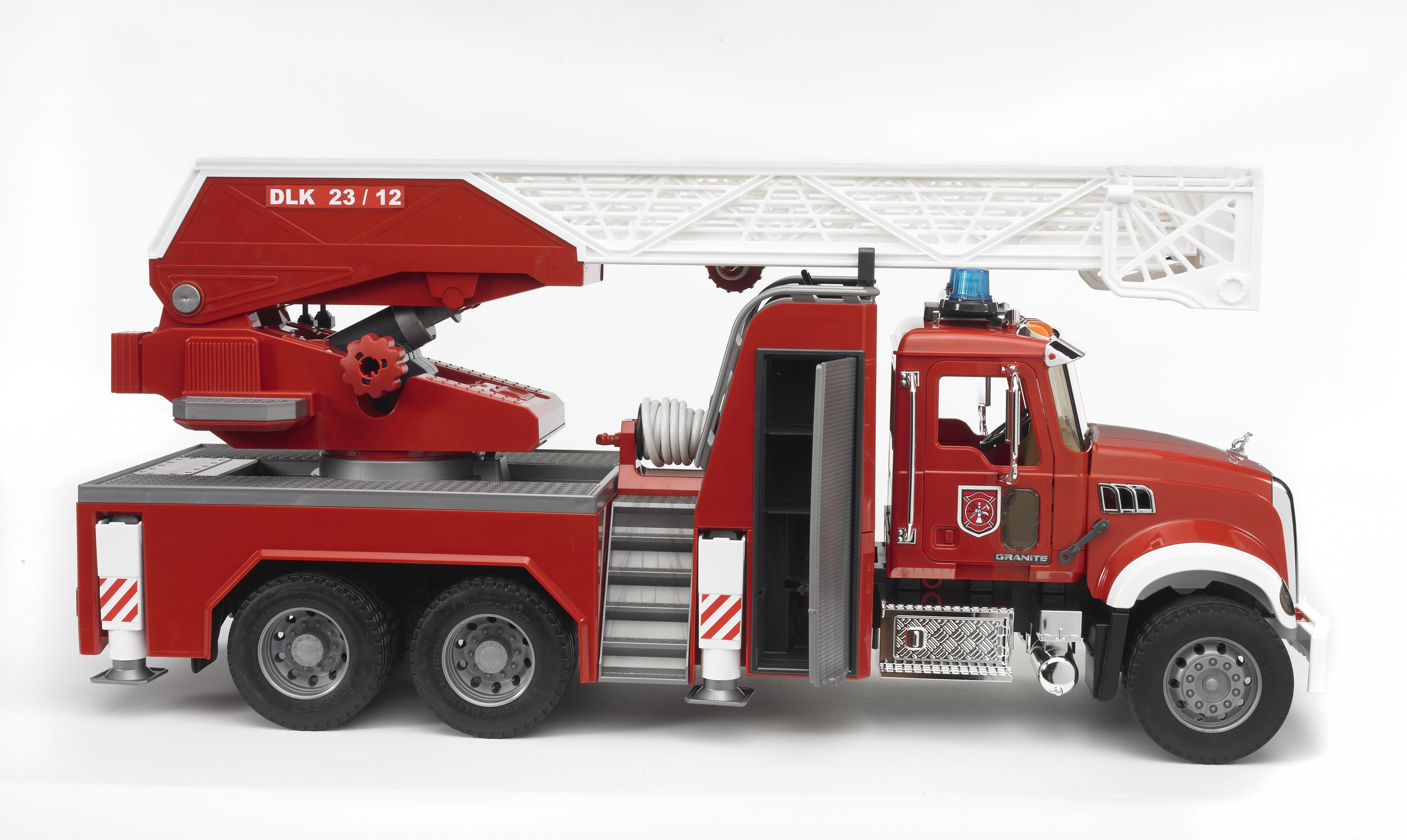 Bruder MACK Granite Feuerwehr mit Drehleiter, Wasserpumpe und Licht & Sound Module