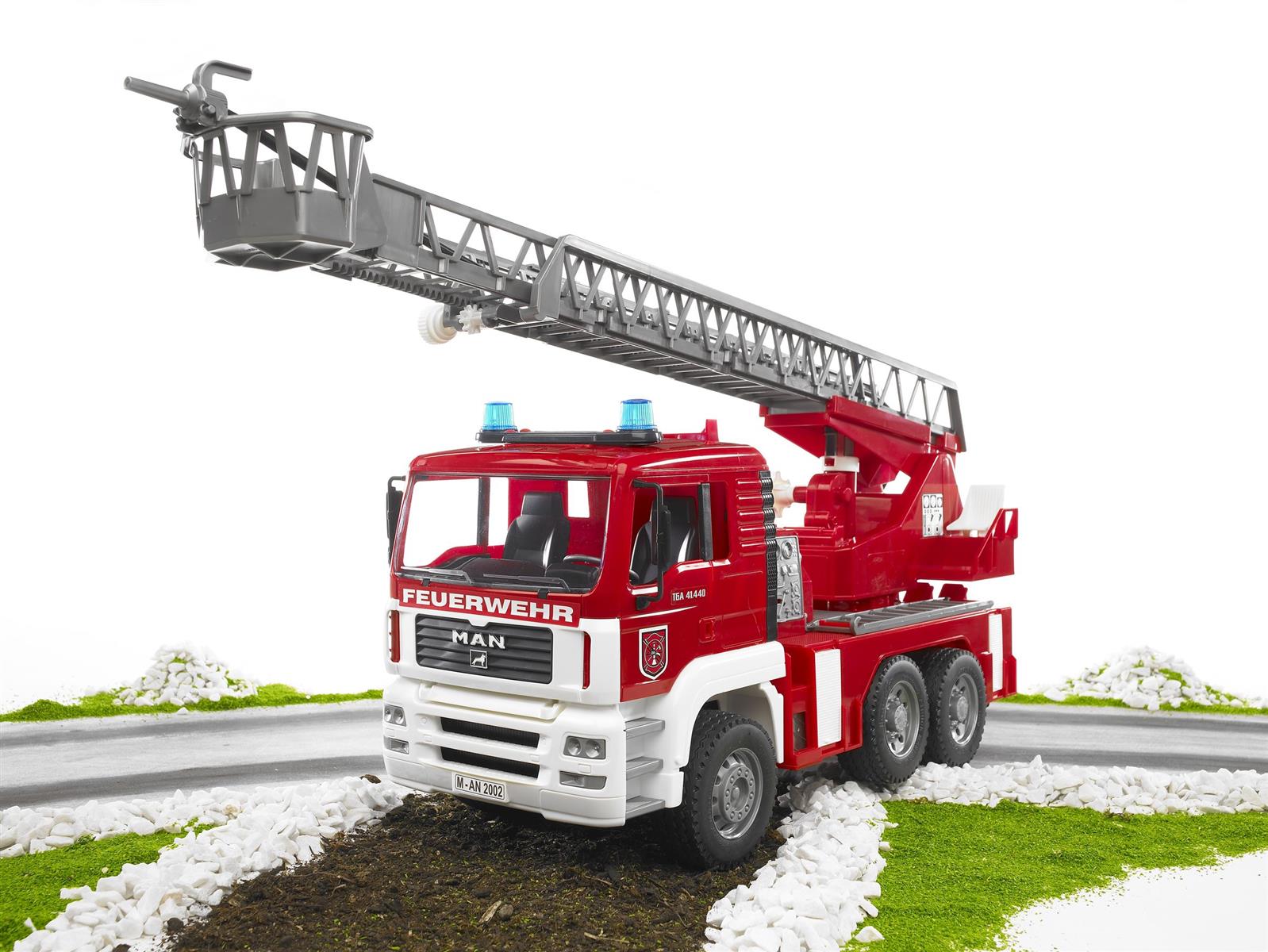 Bruder MAN Feuerwehr mit Drehleiter+Wasserpumpe