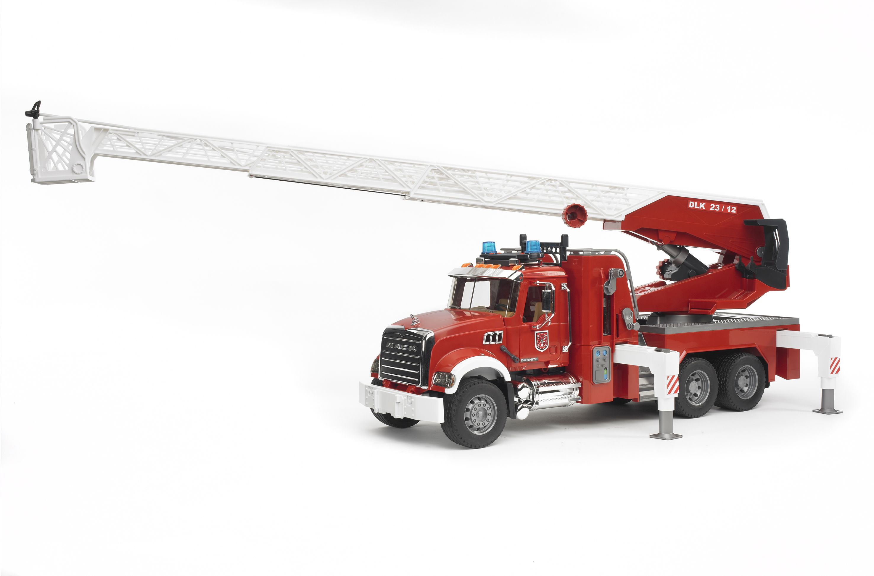 Bruder MACK Granite Feuerwehr mit Drehleiter, Wasserpumpe und Licht & Sound Module