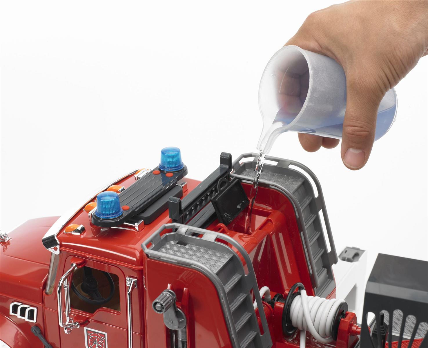 Bruder MACK Granite Feuerwehr mit Drehleiter, Wasserpumpe und Licht & Sound Module