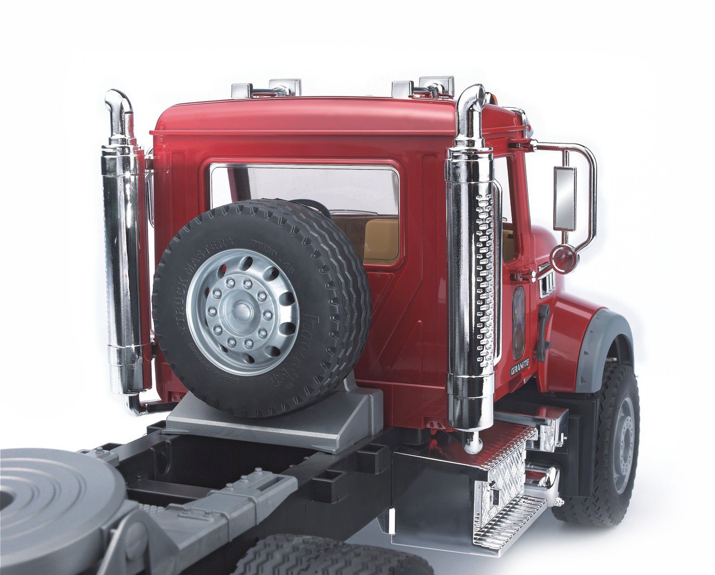Bruder MACK Granite LKW mit Tieflader und JCB 4CX Baggerlader